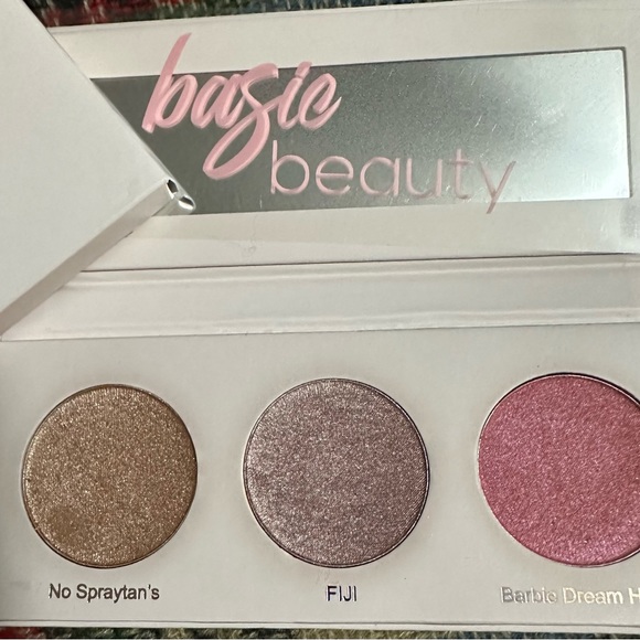 2/$15 BASIC BEAUTY GLOWY AF HIGHLIGHTER TRIO BRAND NEW WITH BOX! - Picture 4 of 4